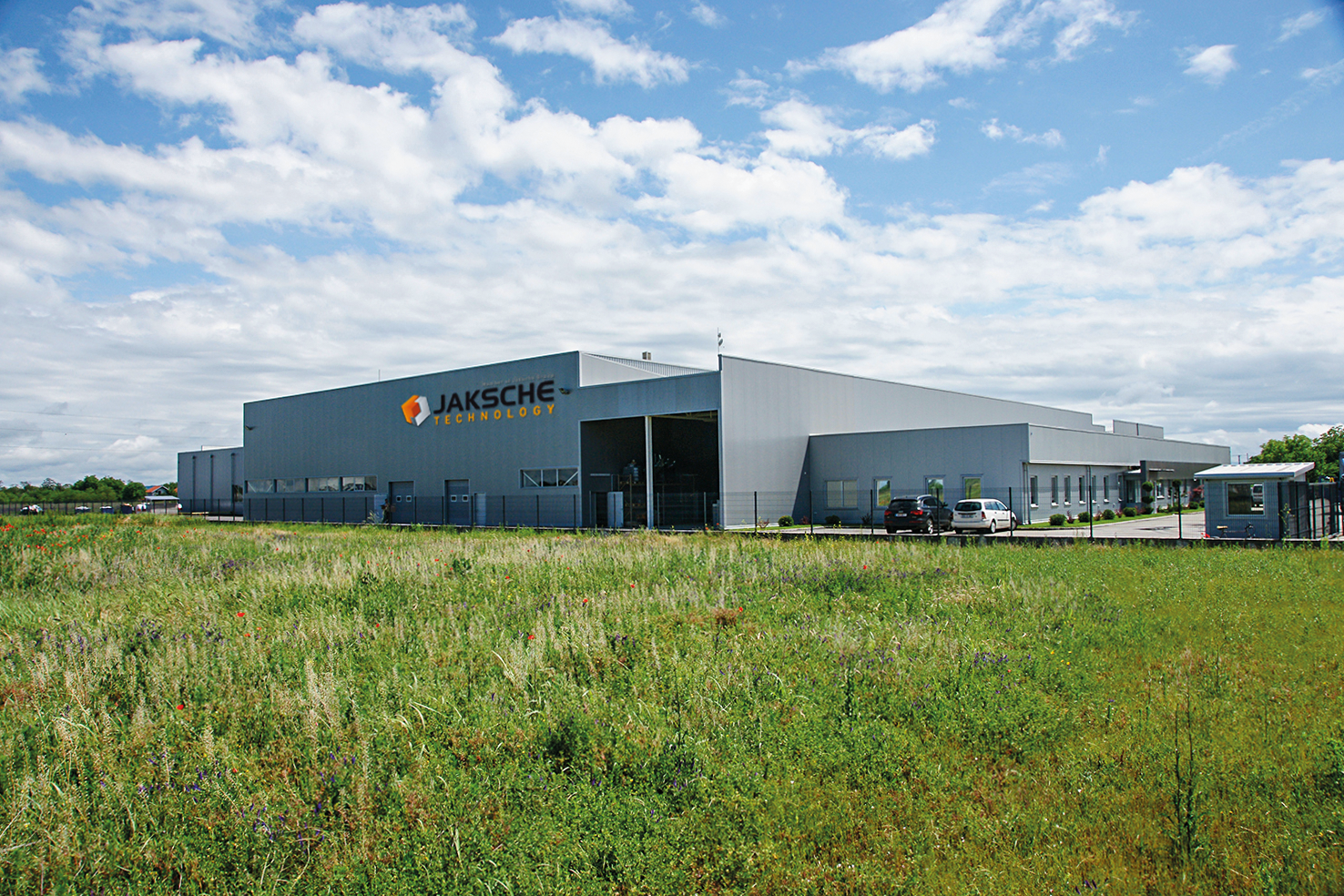 Frontansicht des Jaksche Technology Produktionsstandorts in Aleksandrovac , Bosnien-Herzegowina