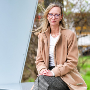 Pia Dudel, Smart City-Beauftragte der Stadt Heidenheim, auf der überdachten Sitzbank des Pilotprojekts von C.F. Maier City Solutions