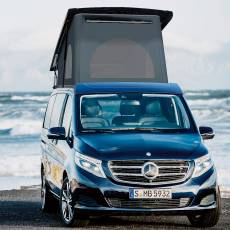 Die V-Klasse von Mercedes-Benz verwandelt sich durch den Aufbau eines Schlafdachs in ein Urlaubsfahrzeug